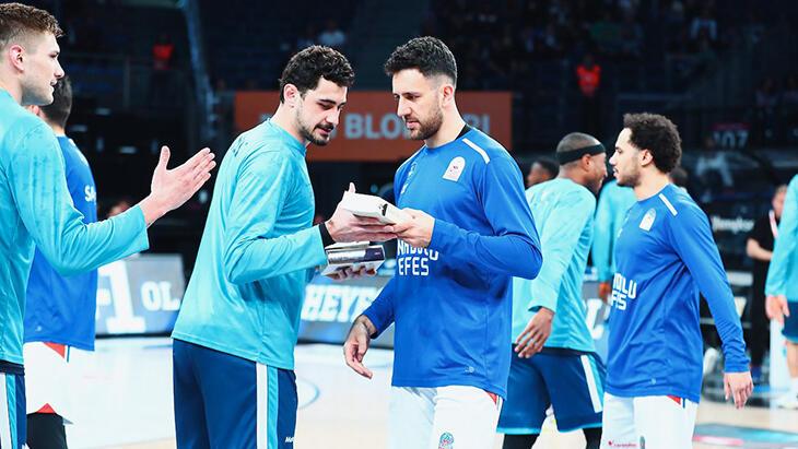 Anadolu Efes depremzedeler için binlerce kitap topladı