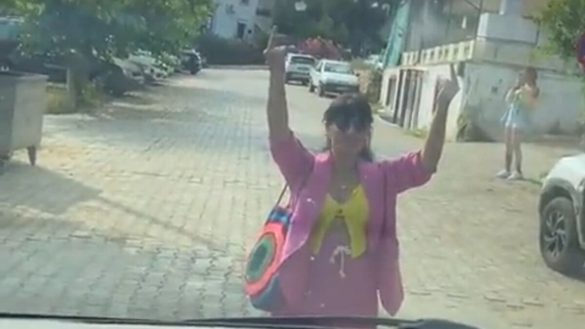 Antalya’da CHP’lilerden AK Parti seçim aracına çirkin saldırı