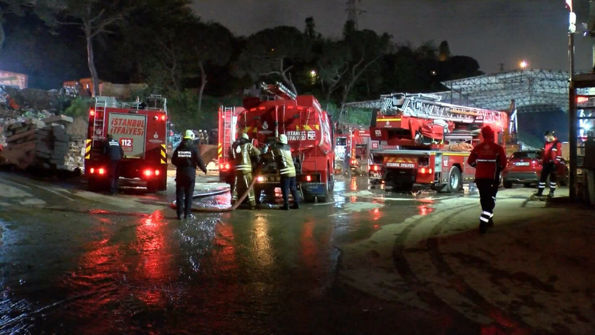 İstanbul’da hurda deposu alev alev yandı