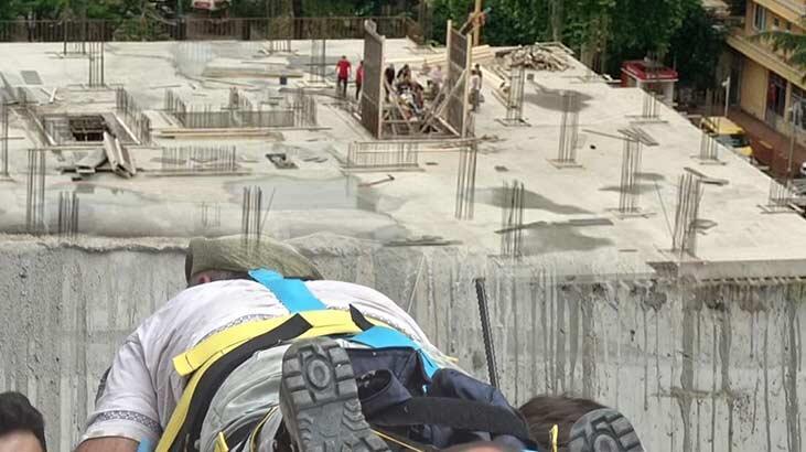 Baldırına saplanan demirle hastaneye kaldırıldı