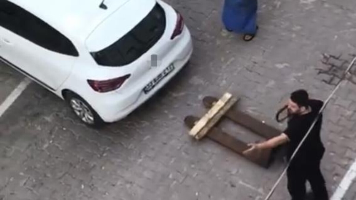 İstanbul’da pazarcılar transpaletle aracı taşıdı