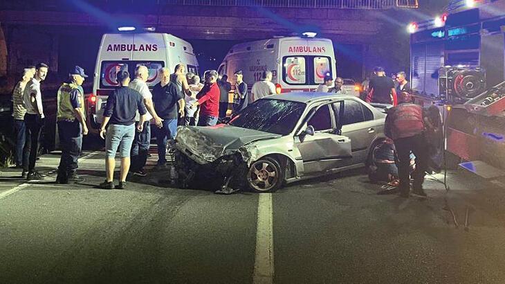 Otomobil üst geçidin ayağında çarptı: 2 yaralı