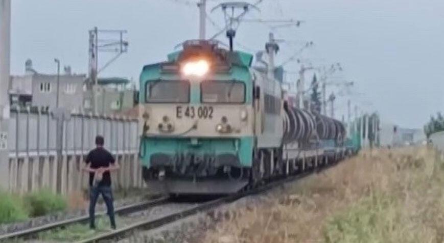 Raylara çıkıp trenin önünü kesti! Hiçbir şey olmamış gibi uzaklaştı