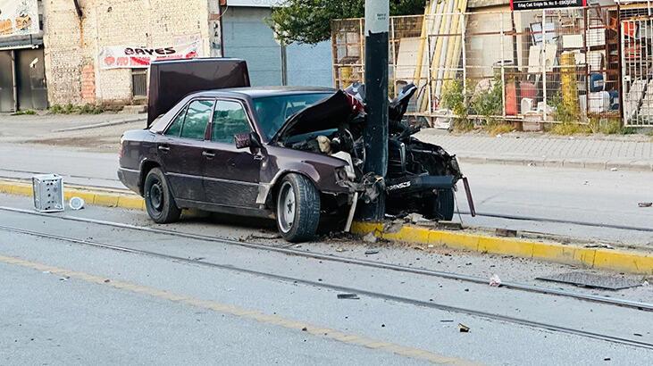 Tramvay yolundaki direğe çarpan araçtaki 2 kişi yaralandı