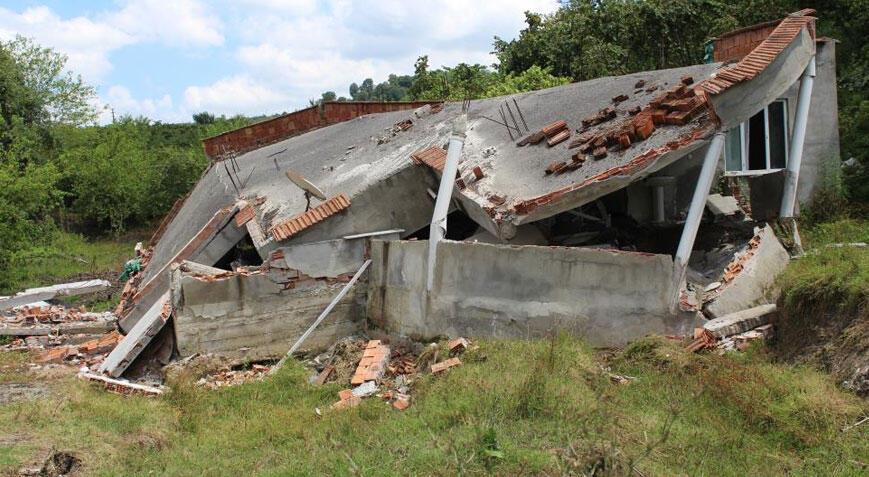 10 gün önce başladı tüyler ürperten görüntü! Bir mahalle çöküyor