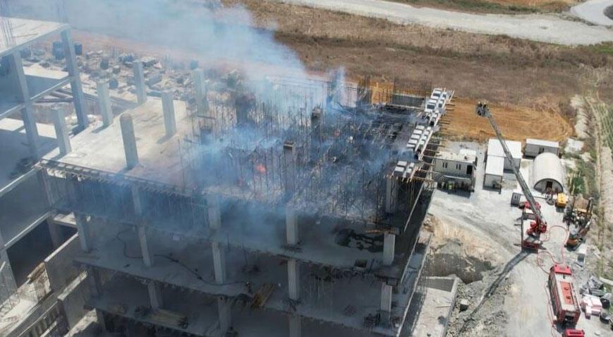 Arnavutköy’de fabrika inşaatında yangın! Dumanlar bir çok ilçeden görüldü