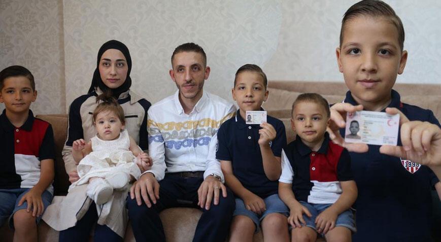 Depremde ‘ölü’ olarak kaydedilen çocuklarının yaşadığını kanıtlamaya çalışıyorlar