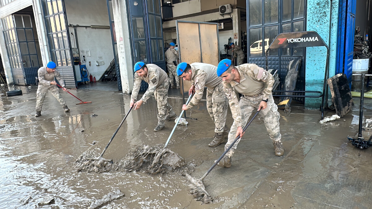 Düzce’de Mehmetçik selden etkilenen bölgelerde yardıma koştu