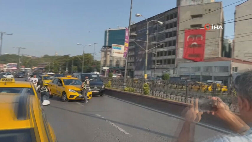 Fatih’te ehliyeti olmayan taksici denetim yapan polisi ezerek kaçmaya çalıştı