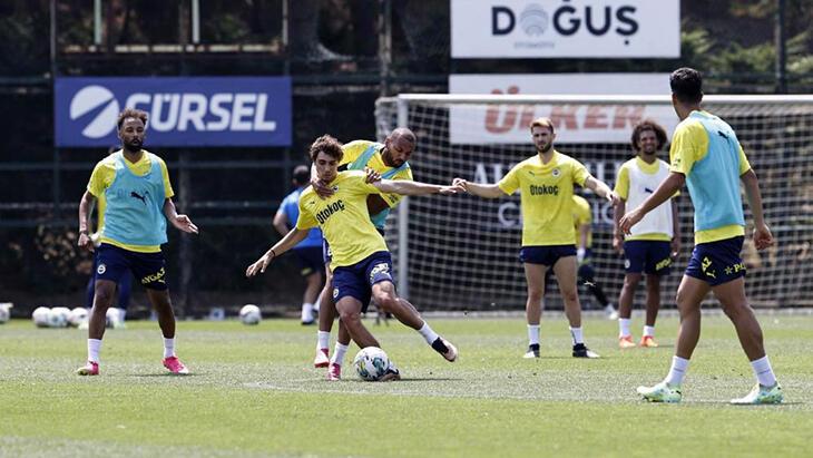Fenerbahçe, günün ilk antrenmanında pas çalışması gerçekleştirdi