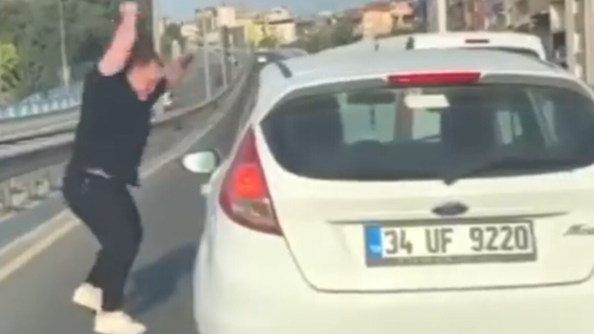 İzmir’de trafik magandası kadın sürücünün aracına saldırdı