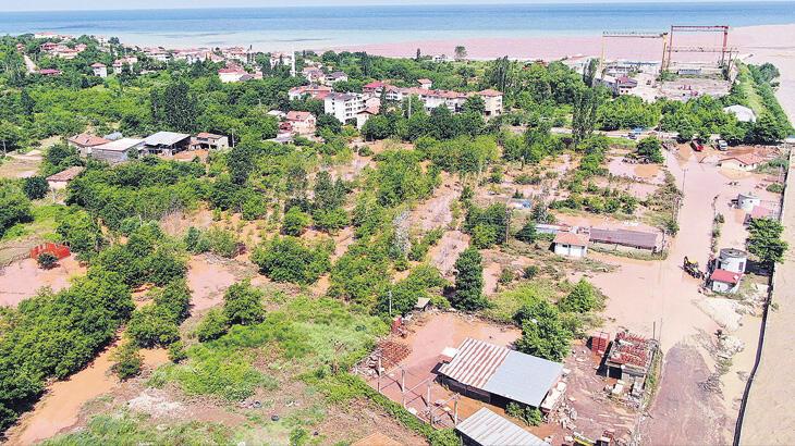 Selden geriye çamur ve moloz yığını kaldı