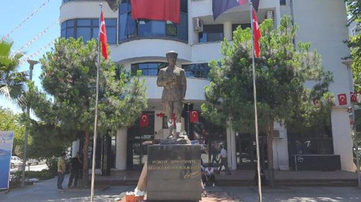 Trabzon’da balyozla Atatürk heykeline saldırı