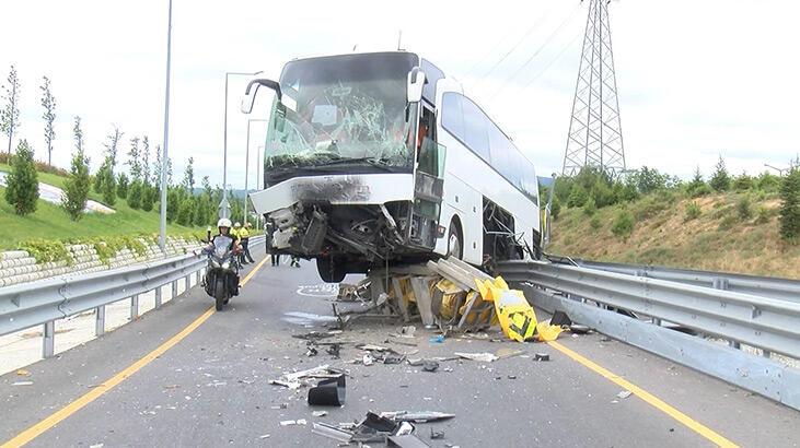 Ümraniye’de feci kaza! Otobüs bariyerlerde asılı kaldı