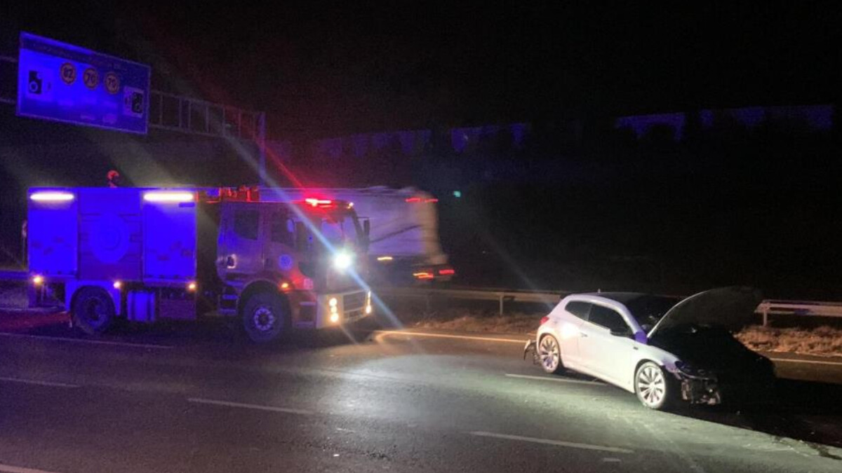 Tekirdağ’da otomobil yön tabelasına çarpan otomobilin sürücüsü yaralandı