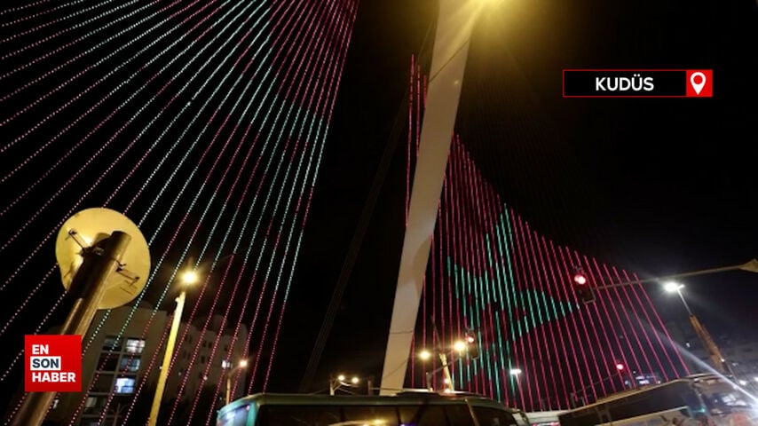 Batı Kudüs’teki asma köprünün tellerine Fas bayrağı yansıtıldı