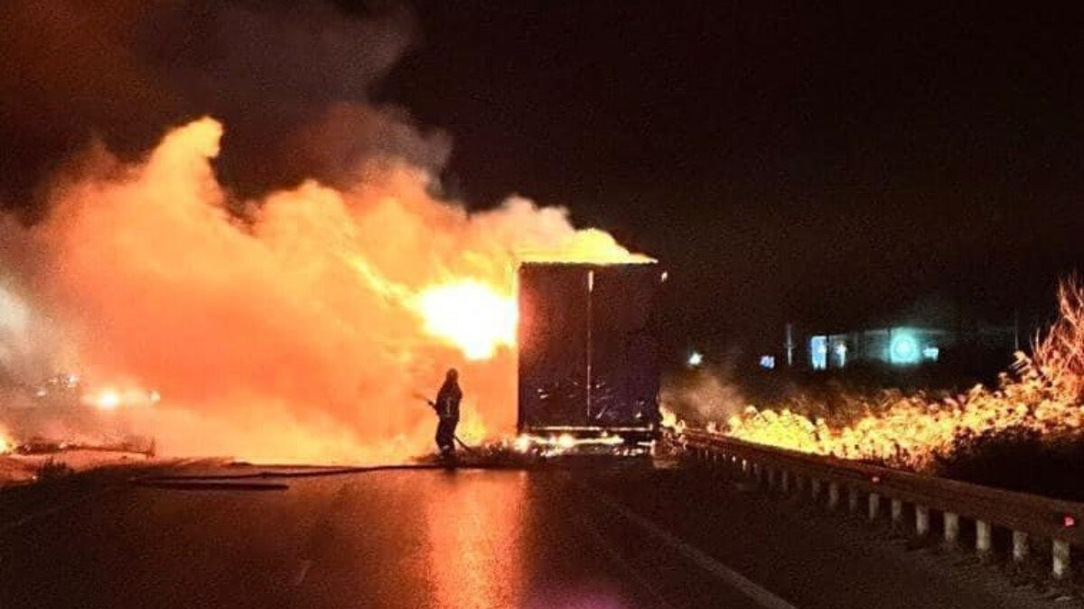Bursa’da metal yüklü tırın dorsesi alev topuna döndü