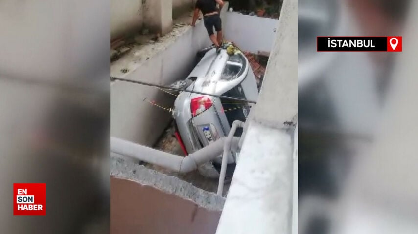 İstanbul’da çocukların içinde oynadığı otomobil boşluğa devrildi