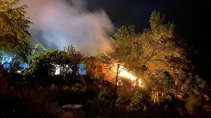 Manisa’da bir eve yıldırım isabet etti!