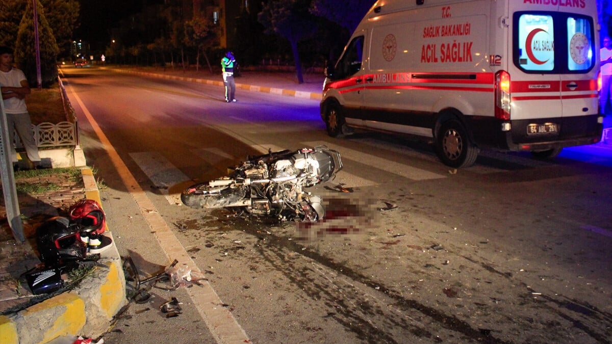 Uşak’ta motosikletin kamyonete çarptığı kazada 2 kişi öldü