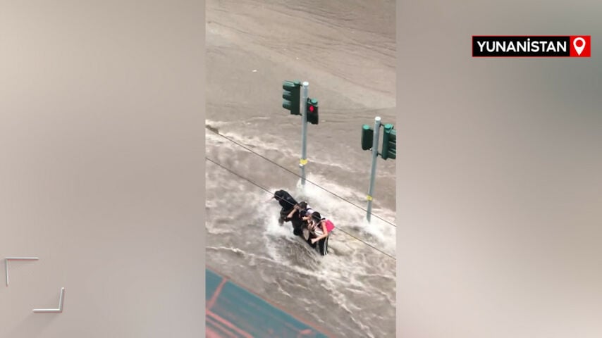 Yunanistan’ı sel vurdu