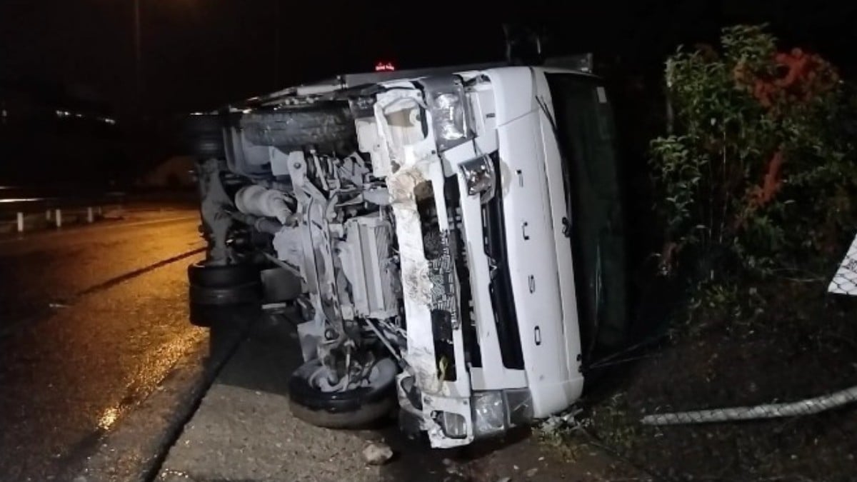 İstanbul Ataşehir’de kayganlaşan yolda virajı alamayan kamyonet devrildi