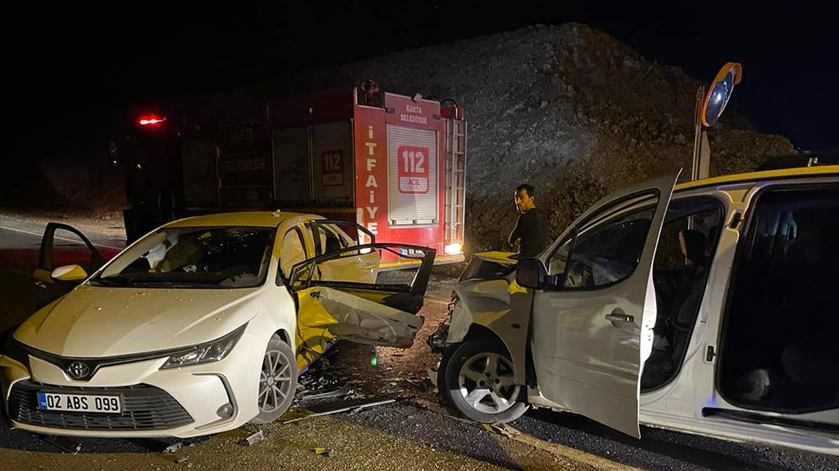 Şanlıurfa’da hafif ticari araç ile otomobil çarpıştı: 11 kişi yaralandı
