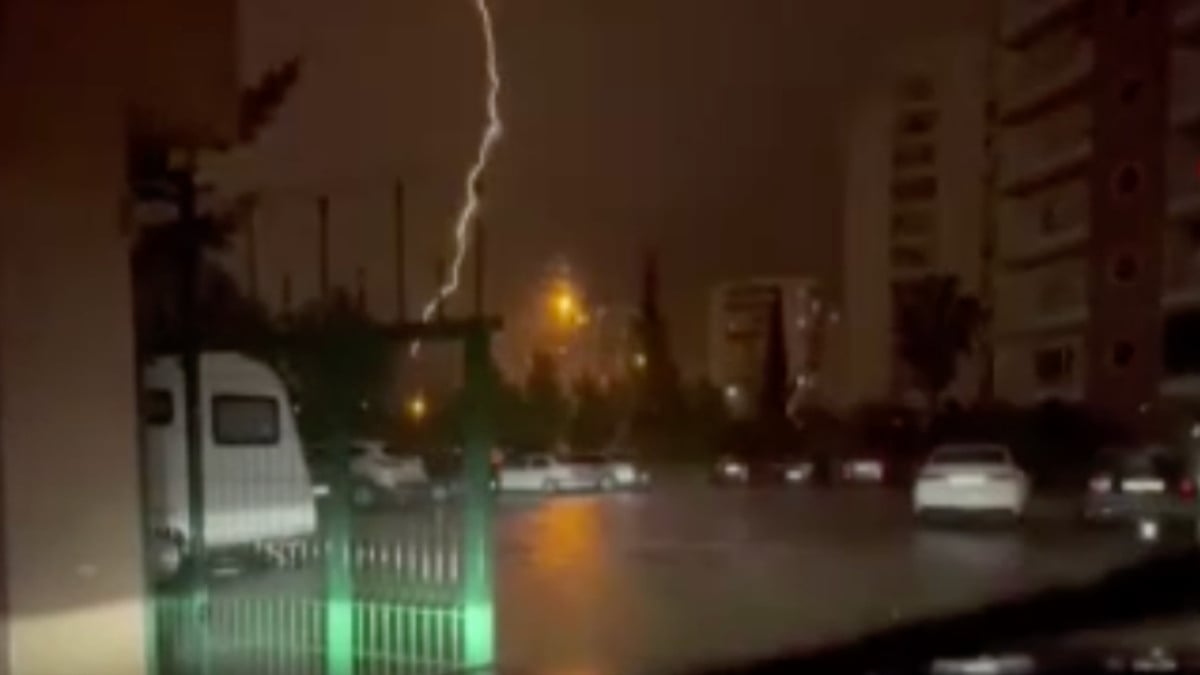 Mersin’de yıldırım düştü: O an kamerada