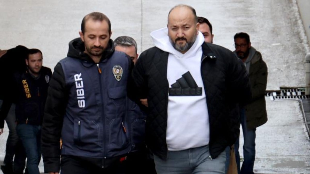 Adana’da ‘Sazan Sarmalı’na’ polis baskını! 150 milyon TL’lik vurgunun sonu acı oldu