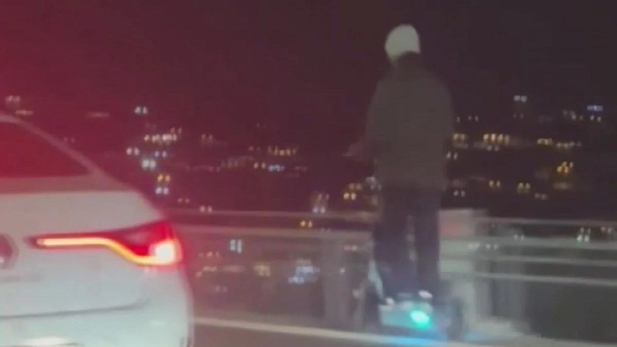 İstanbul’daki köprüde skuter kullanan sürücü para cezasından kaçamadı