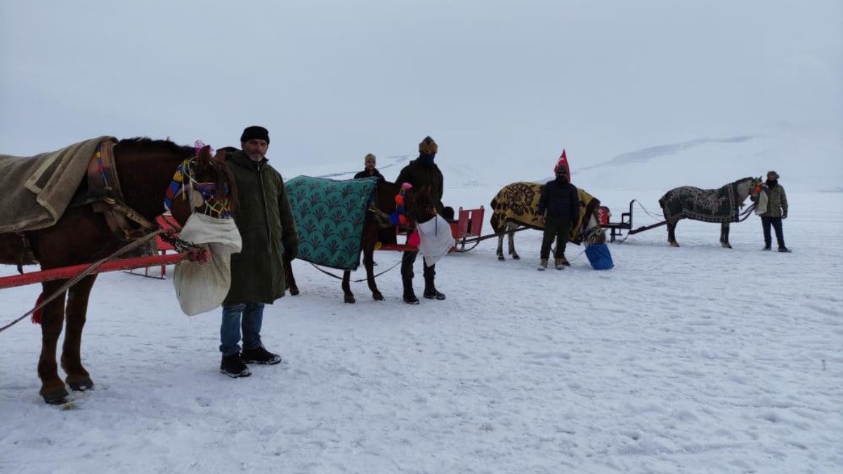 Çıldır Gölü’nde buz üstünde atlı kızak keyfi