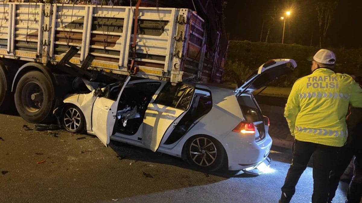 İstanbul’da korkunç kaza! Otomobil tırın altına girdi…