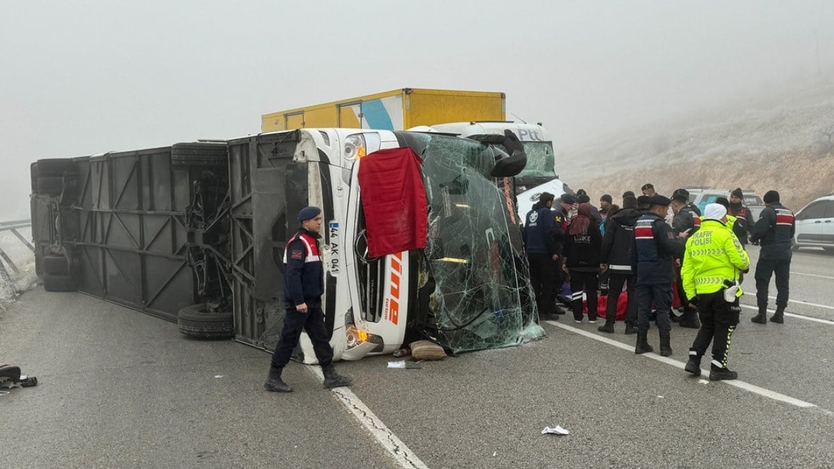 Malatya’da yolcu otobüsü devrildi: Çok sayıda ölü ve yaralı var