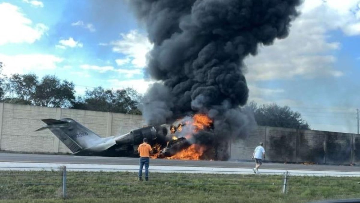 ABD’de otoyola inen uçak otomobille çarpıştı