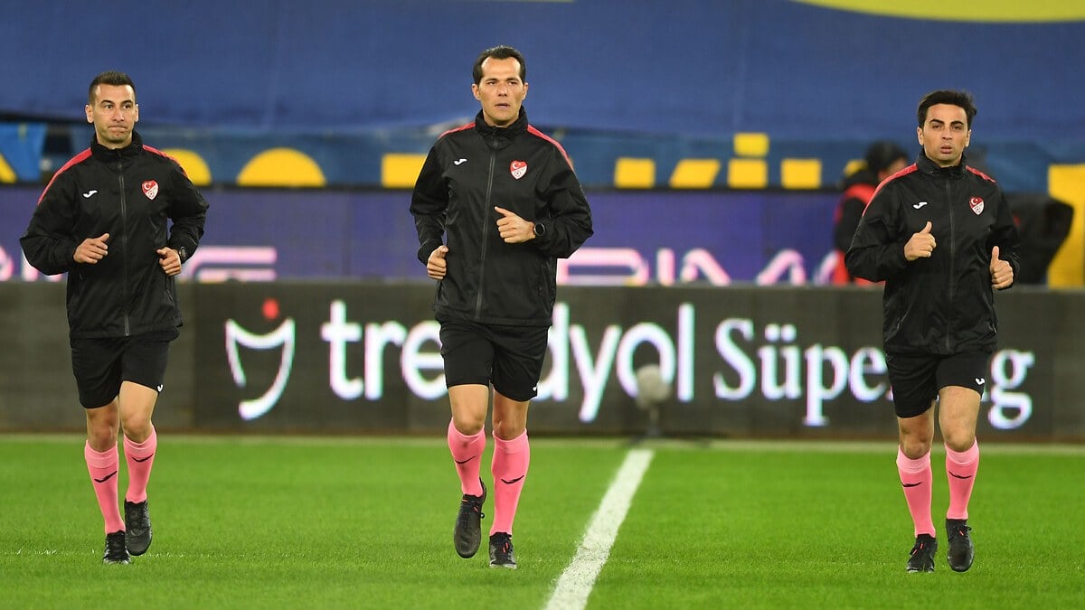 Hakemler için çarpıcı iddia: 7 haftadır maaş alamıyorlar