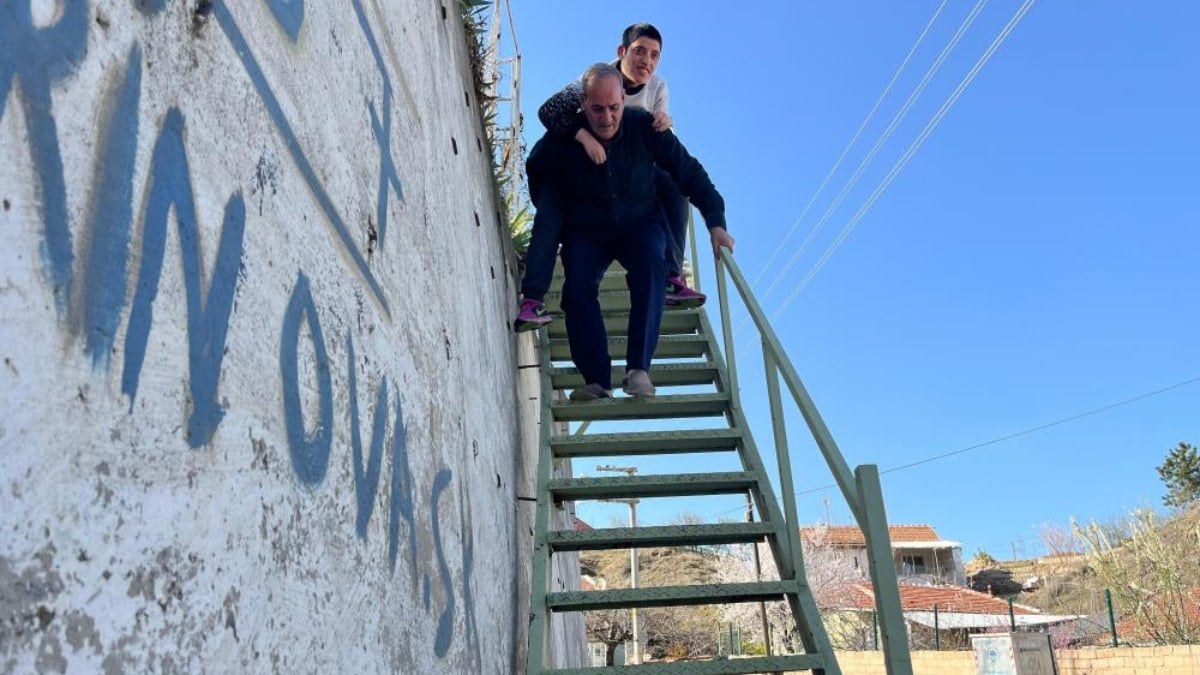 Baba yüreği bir başka: 743 yaşında kızını metrelerce sırtında taşıyor