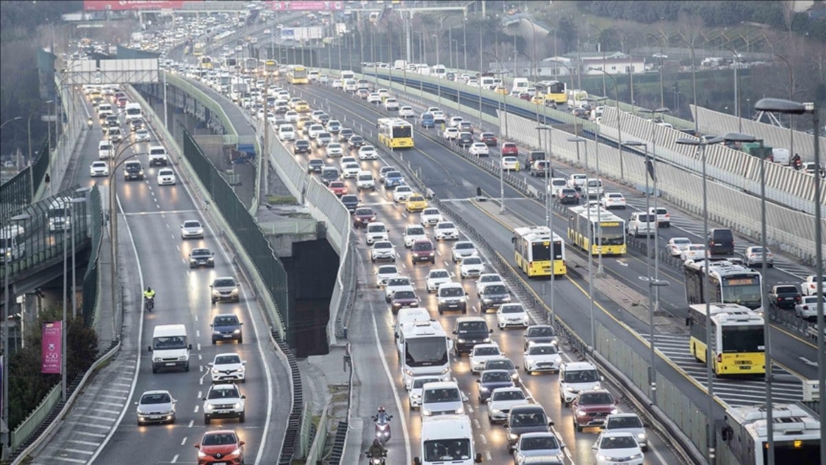 İstanbul’da sağanak yağış trafiği vurdu: Uzun araç kuyrukları oluştu