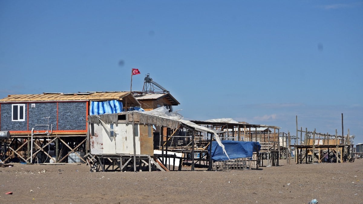 Antalya sahilindeki çardakların son yaz tatili