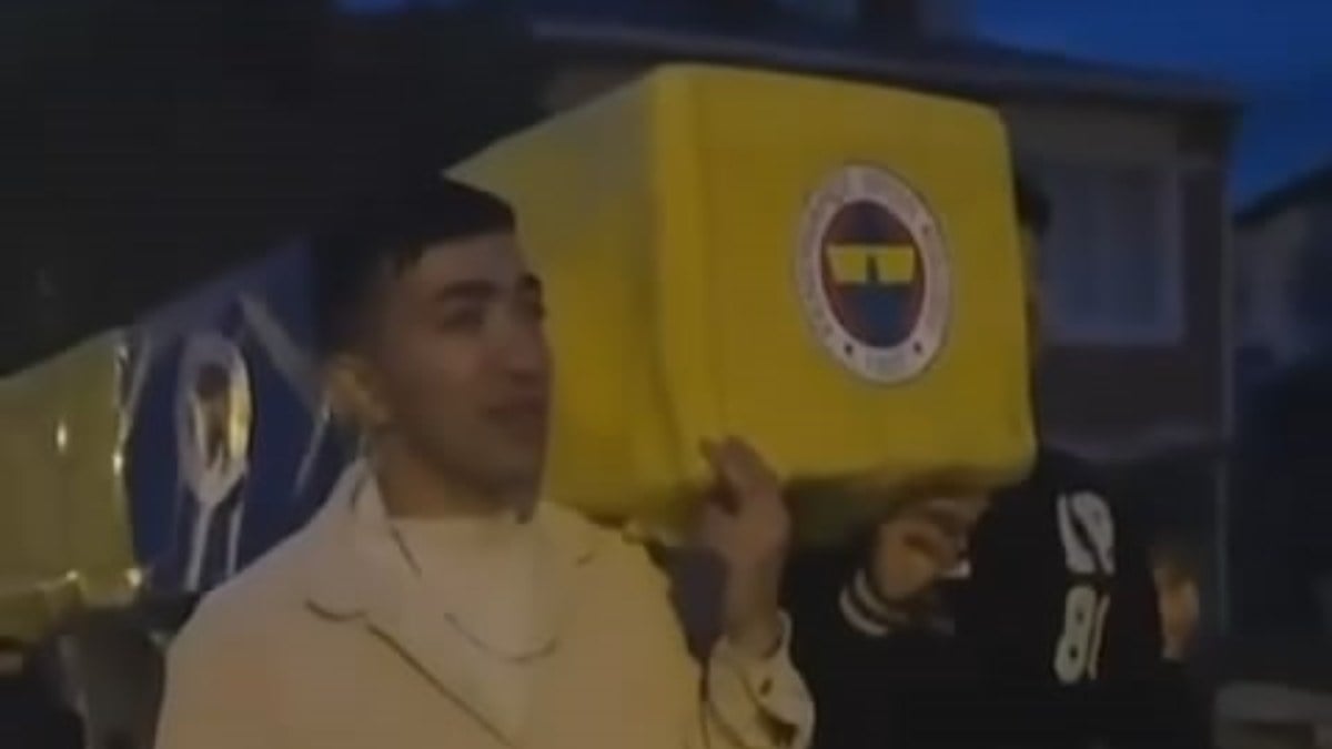 Bursa’da Galatasaray taraftarları Fenerbahçe tabutu taşıdı