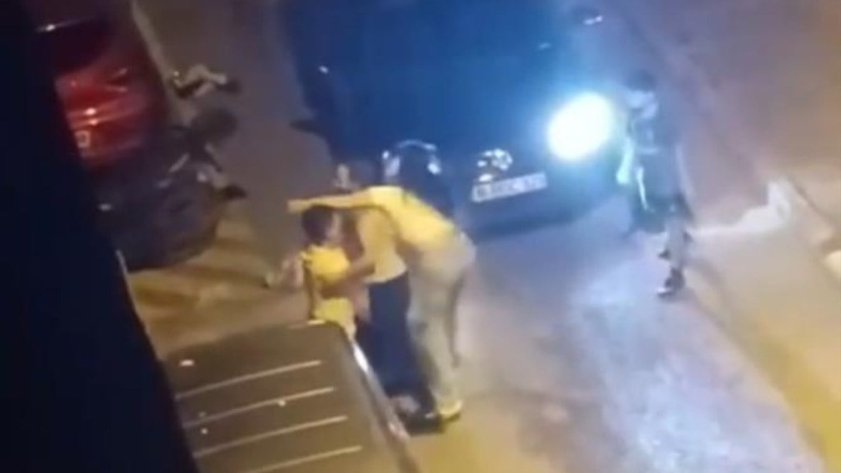 Bursa’da sokak ortasında kız kavgası: Mahalleli hem izledi hem kaydetti