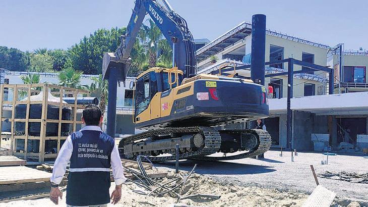 Sahillerdeki kaçak yapılar tek tek yıkılıyor