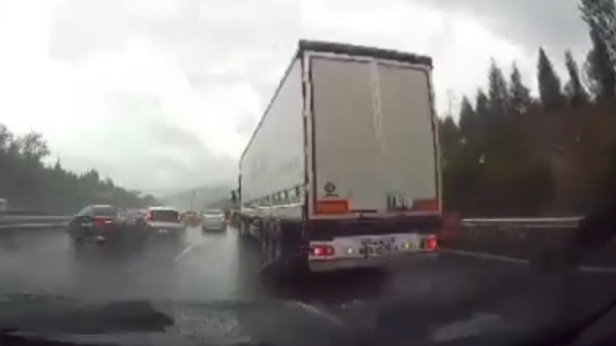 Düzce’de yağmur sebebiyle kayganlaşan yolda üst üste kazalar yaşandı