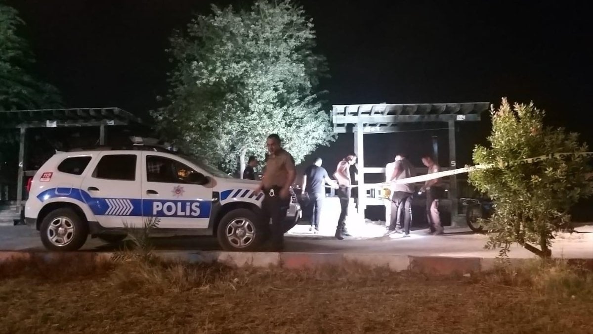 Adana’da sahilde oturan gençlere silahlı saldırı