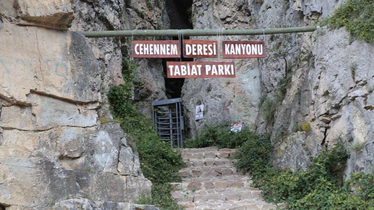 Artvin’de Cehennem Deresi Kanyonu’na konulan turnike esprilere konu oluyor