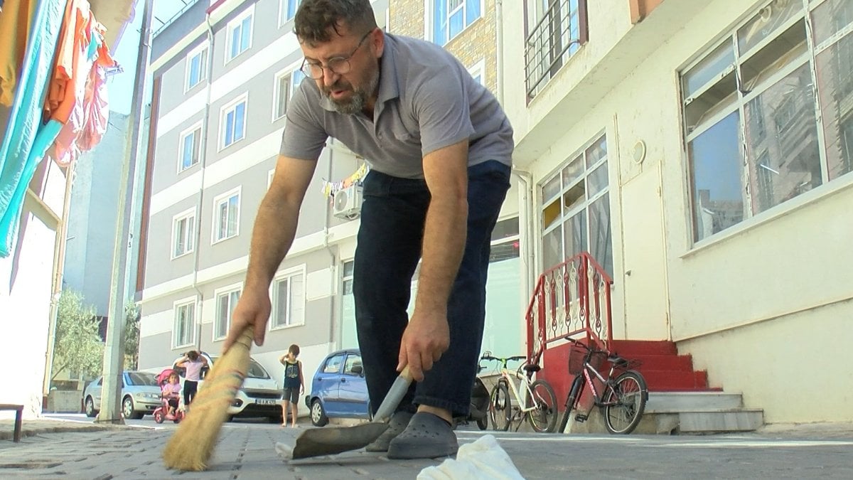 Balıkesir’de 4 sokağı kendi isteğiyle temizliyor: İçimden geliyor