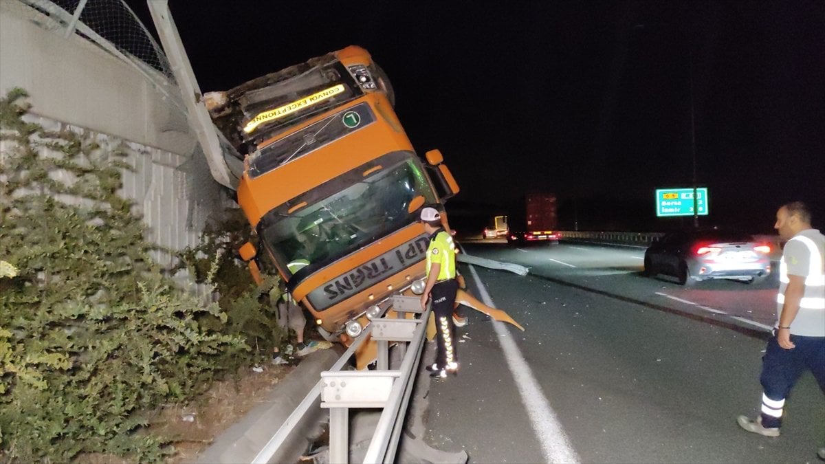 Bursa’da 3 metre yükseklikten refüje devrilen tırın sürücüsü yaralandı