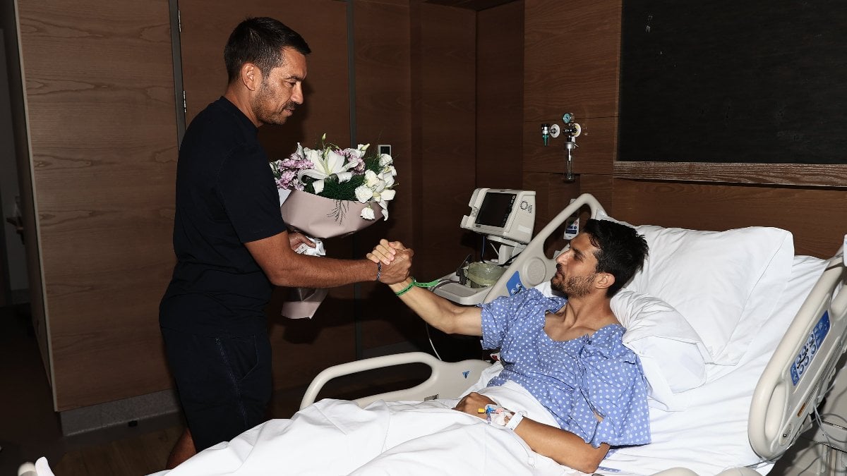 Giovanni van Bronckhorst ve futbolculardan, Necip Uysal’a ziyaret