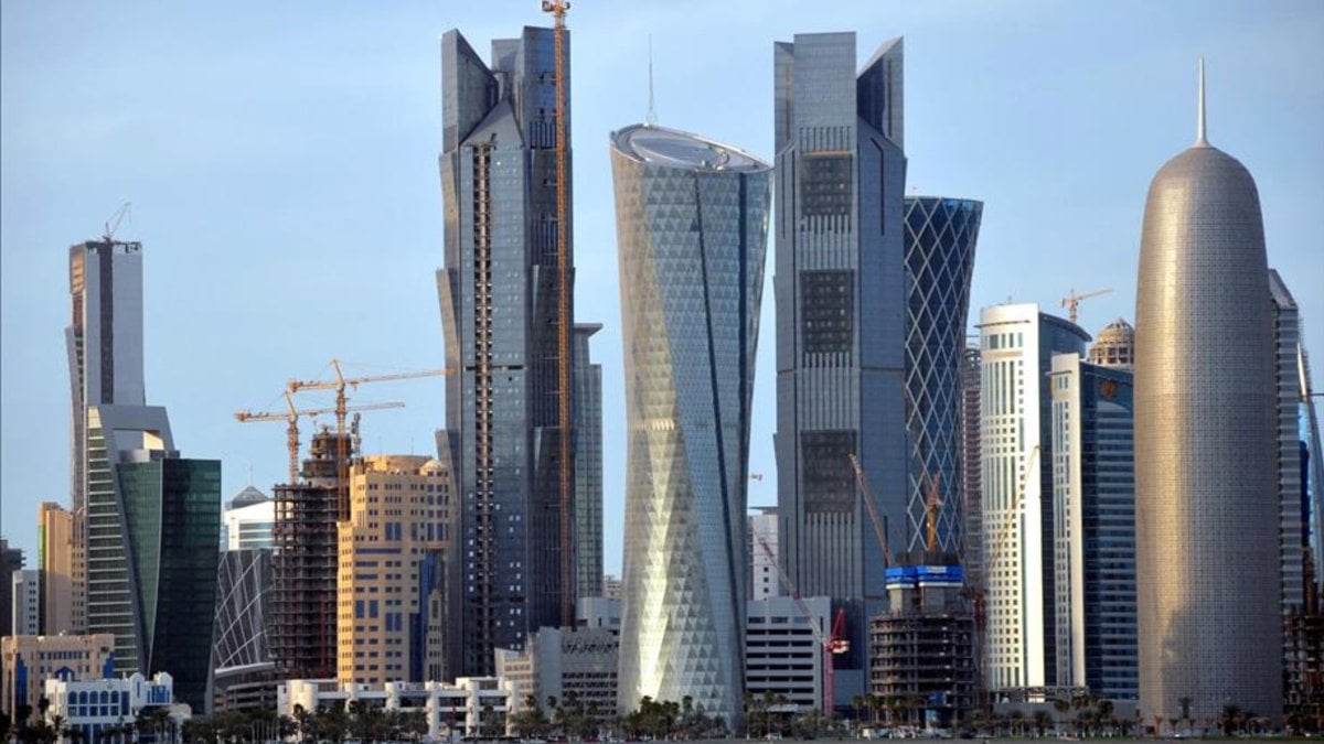 Katar’da bazı sokaklar yer altı klimaları ile soğutuluyor