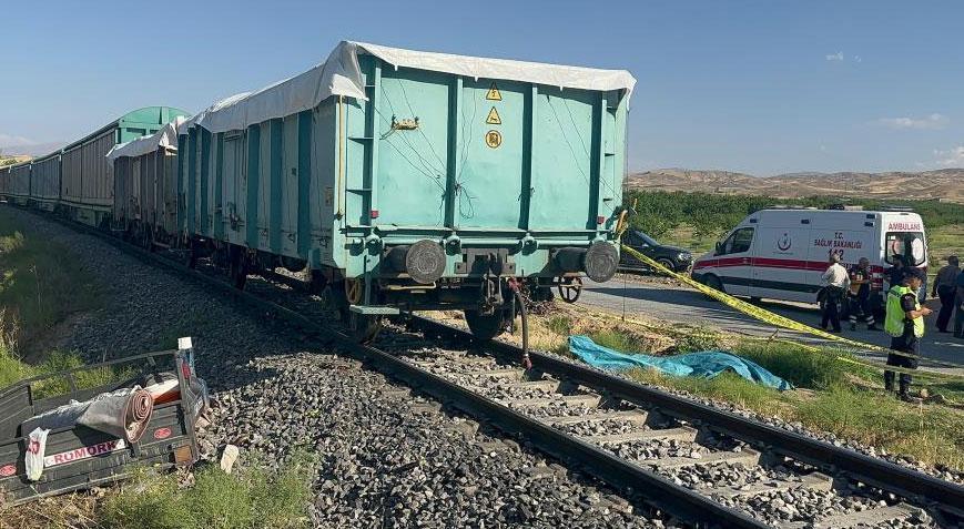 Malatya’da yük treni faciası! Anne ve 2 çocuğu öldü, baba ağır yaralı
