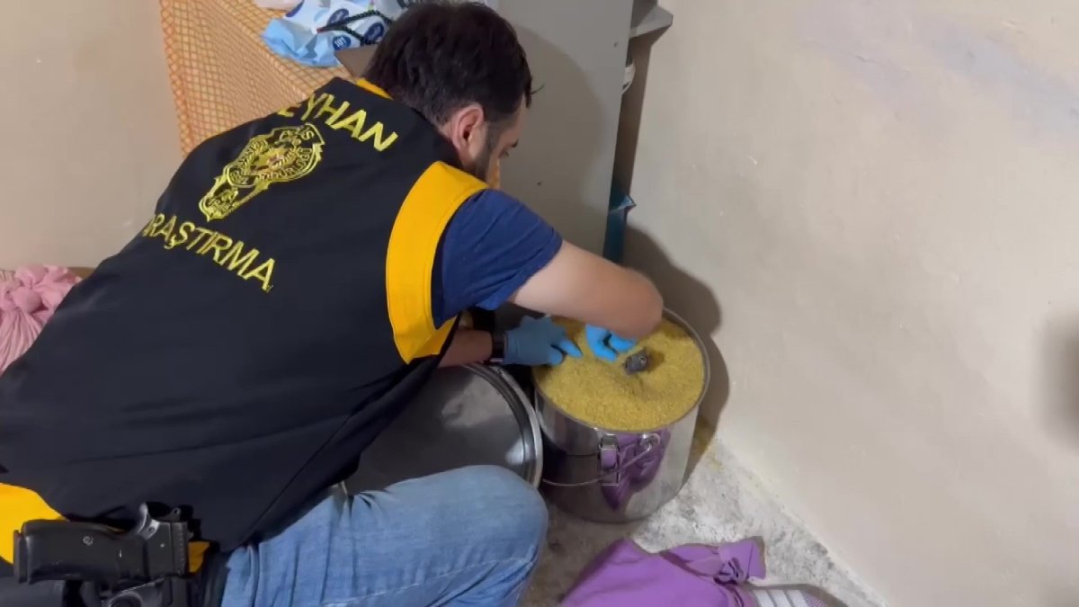 Adana’da ruhsatsız silah ve mermileri bulgurun içine sakladı